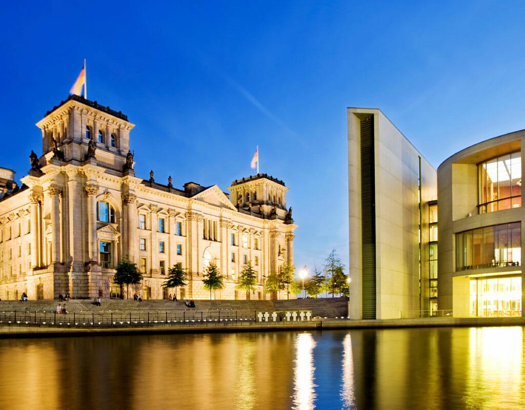 Bundestagsgebäude in der Seitenansicht von der Spress aus gesehen mit Bürogebäude im rechten Bildrand.