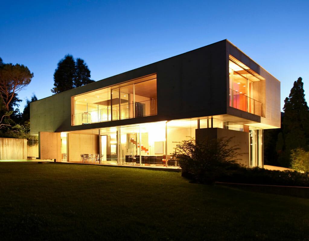 Minimalistische und moderne Villa im Abendlicht.