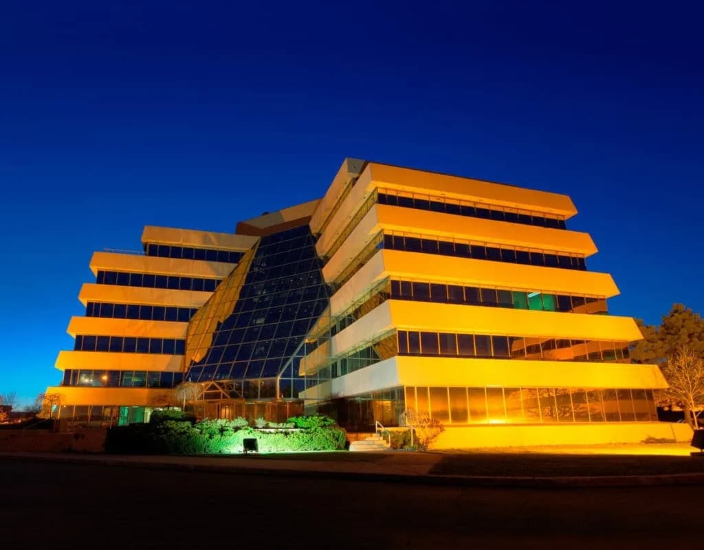 Modernes Bürogebäude in der Dämmerung.